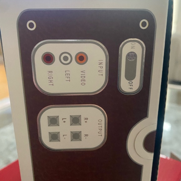 Turn your cell phone into a movie screen - Picture 2 of 4